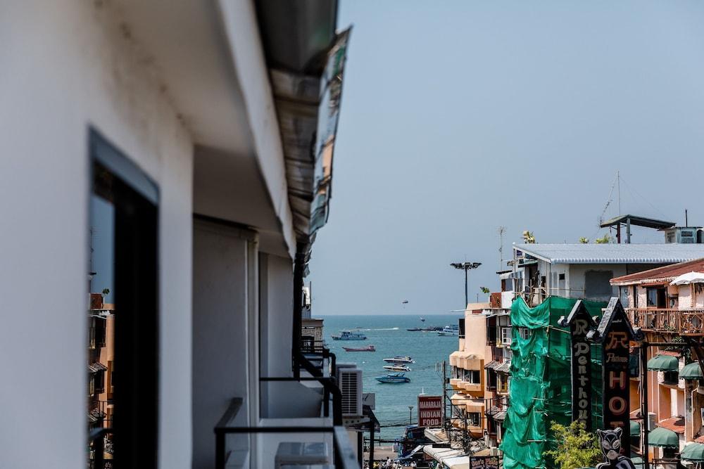 The Classroom Hotel Pattaya Exterior foto